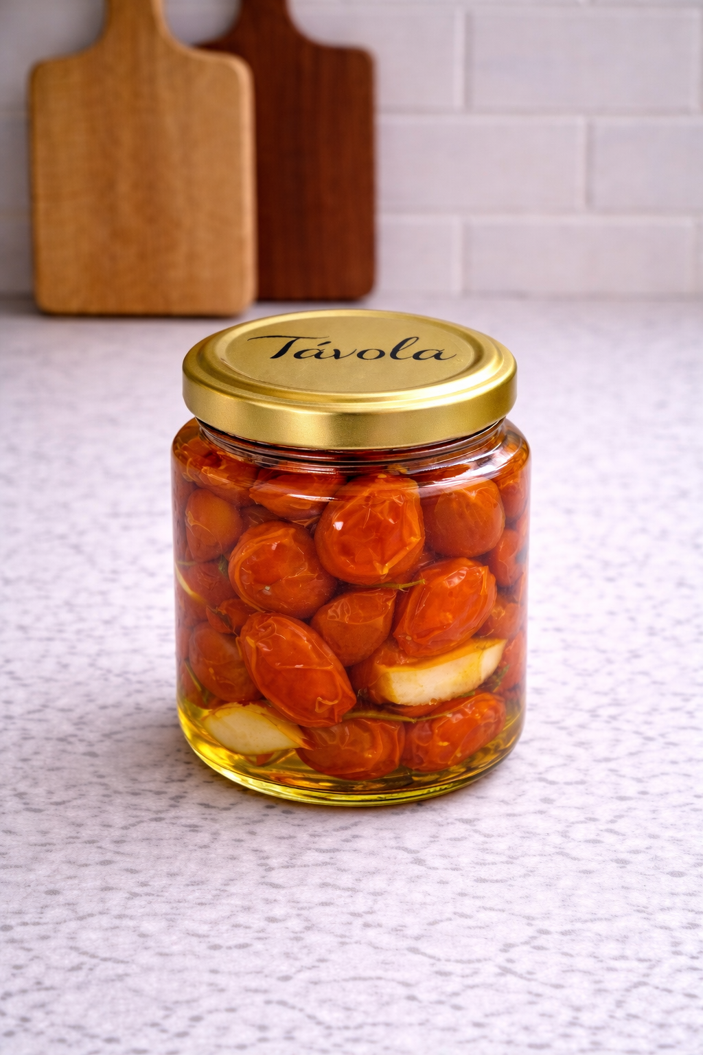 Pote de tomate confitado da Tavola sobre uma bancada clara.